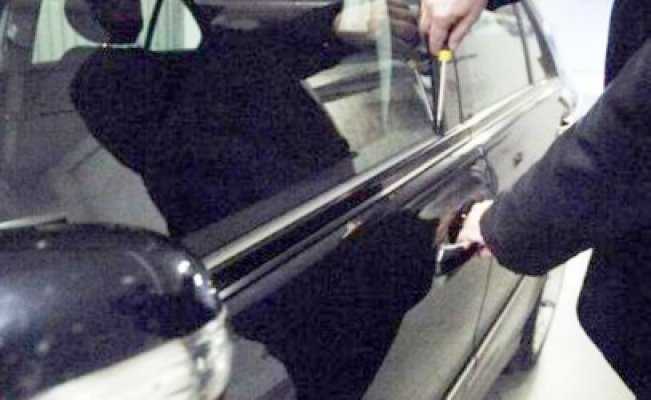 A furat capacele şi stopul de la un Logan